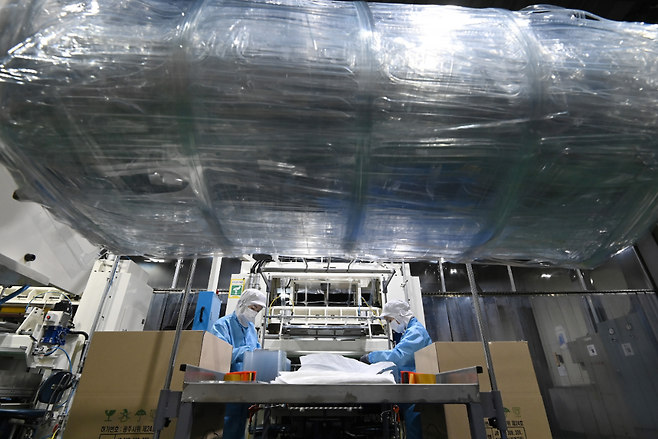 기초원료인 나프타 품귀로 인해 비닐 포장재와 포장용기를 포함한 모든 관련 제품의 생산이 위협받고 있다. 사진은 경기도 광주시의 한 플라스틱 용기 제조업체. 뉴시스