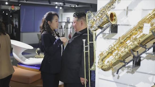 김정은 국무위원장이 3일 딸 김주애와 함께 평양 '화성지구 4단계' 구역의 상업·편의시설을 점검하고 있다. 뉴시스 제공