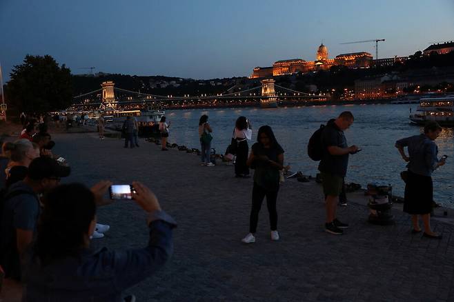 ‘관광대국’이라는 수식어 뒤에 가려졌지만 헝가리는 유럽 한가운데서 미래산업의 명운을 쥔 ‘이차전지 제조 허브’라는 엔진을 힘차게 구동하고 있다. 관광객들이 부다페스트에서 다뉴브 강변을 걷고 있는 가운데 체인브리지와 부다성이 보인다. REUTERS