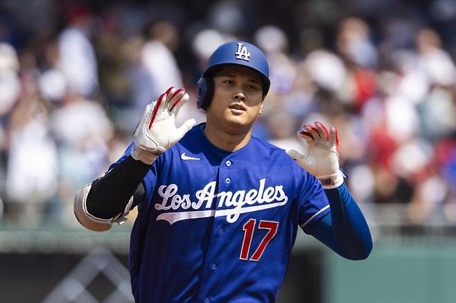 <yonhap photo-0947="">오타니가 4일(한국시간) 워싱턴과 원정 경기 3회 초 시즌 첫 홈런을 터뜨린 뒤 베이스를 돌고 있다. EPA=연합뉴스</yonhap>