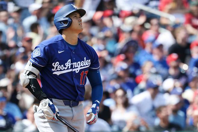 오타니가 4일(한국시간) 워싱턴과 원정 경기 3회 초 시즌 첫 홈런을 터뜨린 뒤 타구를 바라보고 있다. AP=연합뉴스