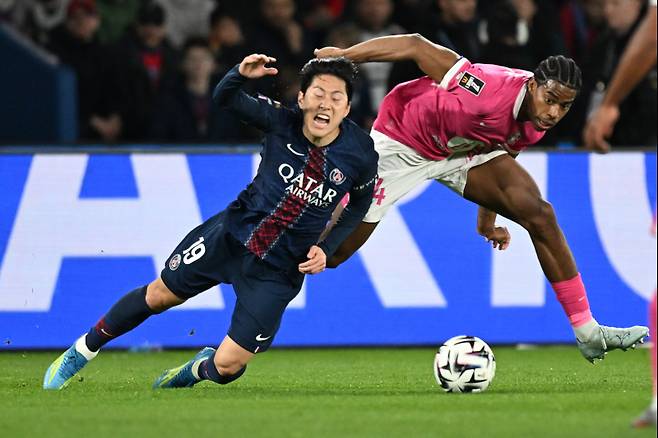 <yonhap photo-2235=""> Toulouse's Dayann Methalie fouls PSG's Lee Kang-in during a League One soccer match between Paris Saint-Germain and Toulouse in Paris, France, Friday, April 3, 2026. (AP Photo/Emma Da Silva)/2026-04-04 06:00:35/ <저작권자 ⓒ 1980~2026 ㈜연합뉴스. 무단 전재 재배포 금지, AI 학습 및 활용 금지></yonhap>