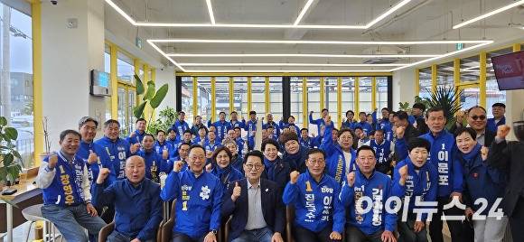 진도군에서 열린 제12차 후보 간담회를 마치고 함께 파이팅을 외치고 있다. [사진=한승엽기자]