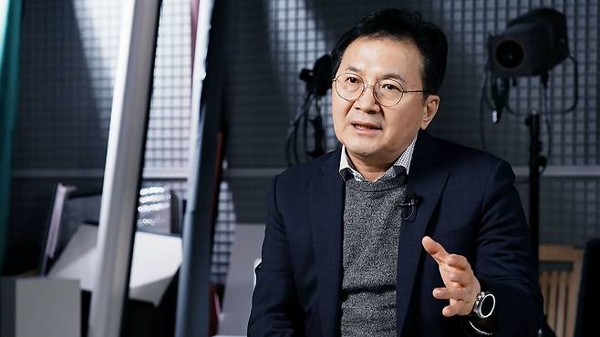 지난달 6일 김형수 북방연구회 대표가 중앙일보 VOICE 시리즈와 인터뷰하고 있다. 김 대표가 이끄는 북방연구회는 통일을 대비해 북한 정보를 수집·분석·연구하고 있다. 또 그는 한국 망명 후 현재 자신의 전공을 살려 줄기세포 전문 연구 회사인 '파나셀바이오텍' 전무로 일하고 있다.