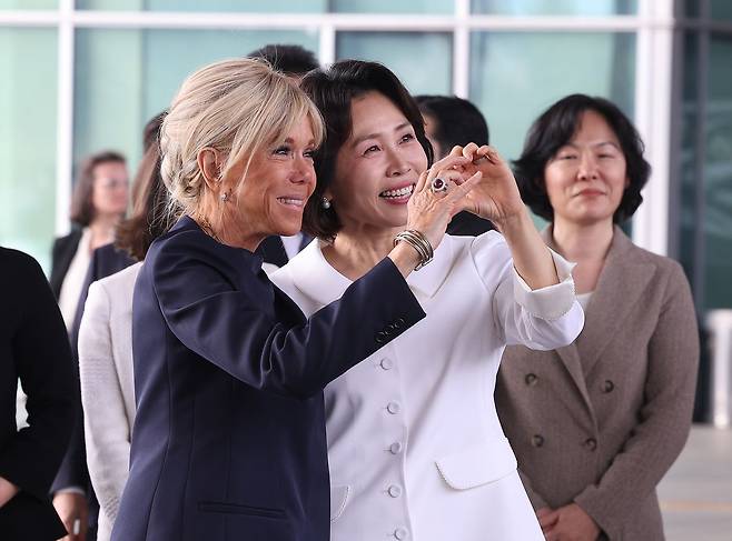 김혜경 여사와 브리지트 마크롱 여사가 3일 여사 간 친교 일정으로 서울 용산구 국립중앙박물관을 방문하며 관람객들을 향해 손하트를 만들어보이고 있다. 전민규 기자