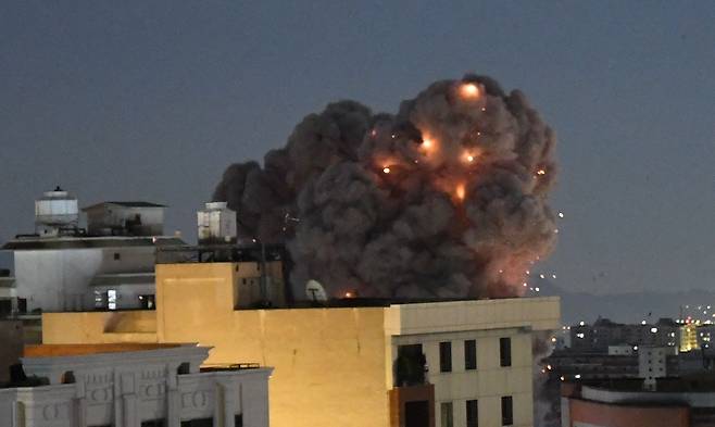 지난달 29일 이란 테헤란의 한 건물에서 미국과 이스라엘의 공격으로 인한 것으로 추정되는 폭발로 인해 화염과 연기가 치솟고 있다,. 신화=연합뉴스