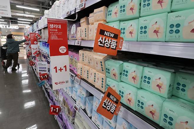 홈플러스가 개당 99원 생리대를 출시했다. 이재명 대통령이 지난 1월말 높은 생리대 가격을 지적한 이후, 쿠팡과 다이소가 개당 99~100원 초저가 생리대를 출시하거나 출시예고한 바 있는데, 대형마트로는 홈플러스가 처음이다. 사진은 지난달 3일 서울 강서구 홈플러스 강서점에 진열된 초저가 생리대 모습. 연합뉴스
