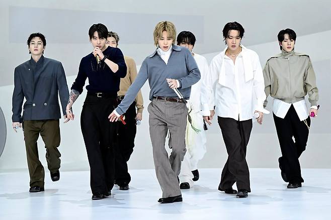 컴백하자마자 지미 팰런 쇼에 출연해 뉴욕 구겐하임 미술관에서 신곡 ‘스윔’을 부르는 방탄소년단. [사진 빅히트 뮤직]