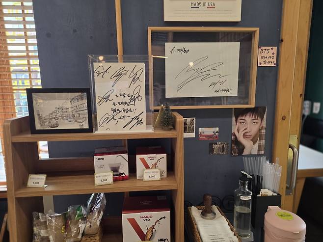 밤리단길 한 카페에 BTS 멤버 RM의 친필 싸인이 전시되어있다. /사진=이정우 기자