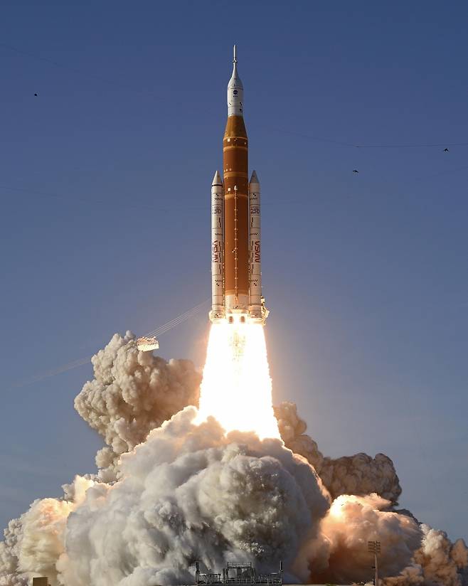 달 탐사용 ‘오리온 우주선’을 실은 미항공우주국(NASA)의 우주발사시스템(SLS) 로켓 ‘아르테미스 2호’가 1일(현지시간) 미 플로리다주 케네디우주센터에서 화염을 내뿜으로 날아오르고 있다. 우주비행사 4명을 태운 아르테미스 2호는 NASA의 50여년 만에 첫 달 탐사 유인 우주선이다. UPI연합뉴스