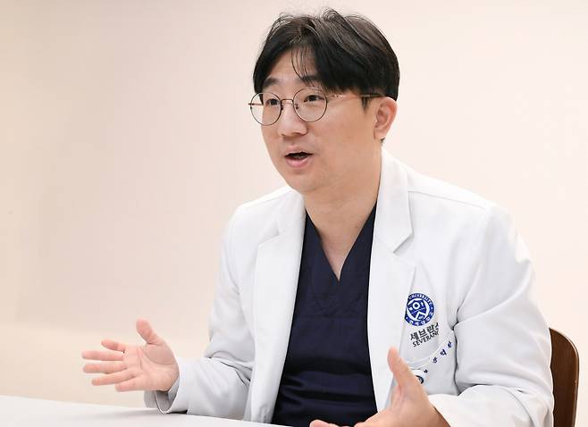 문덕환 강남세브란스병원 흉부외과 교수가 다한증의 특성과 치료 방법에 대해 설명하고 있다.   강남세브란스병원 제공