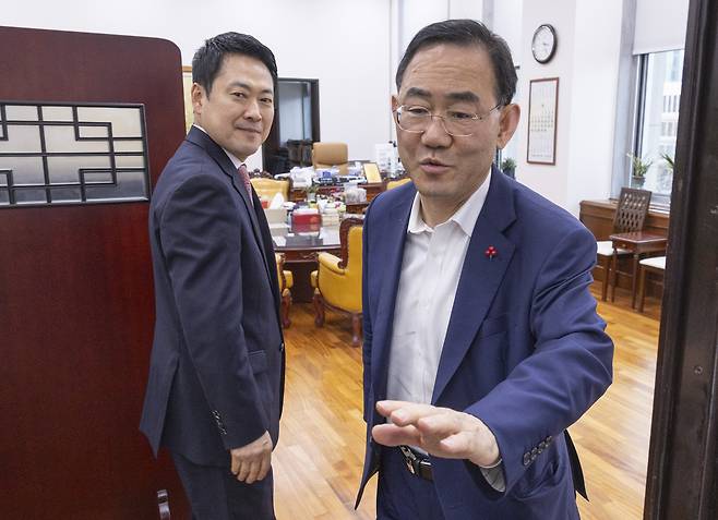 국민의힘 장동혁 대표(왼쪽)가 3월 31일 국회 본회의 도중 6ㆍ3 지방선거 대구시장 선거 후보에서 탈락해 법원에 효력정지 가처분을 신청한 주호영 국회 부의장을 만나기 위해 주 부의장의 집무실로 들어서고 있다./ 연합