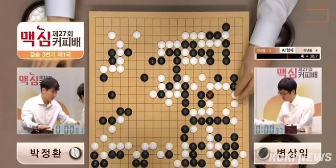 박정환 9단(왼쪽)이 지난 3월24일 열린 맥심커피배 결승1국에서 왼손으로 착점하면서 오른손으로 계시기를 누르는 반칙을 범하고 있다. 바둑TV 캡처