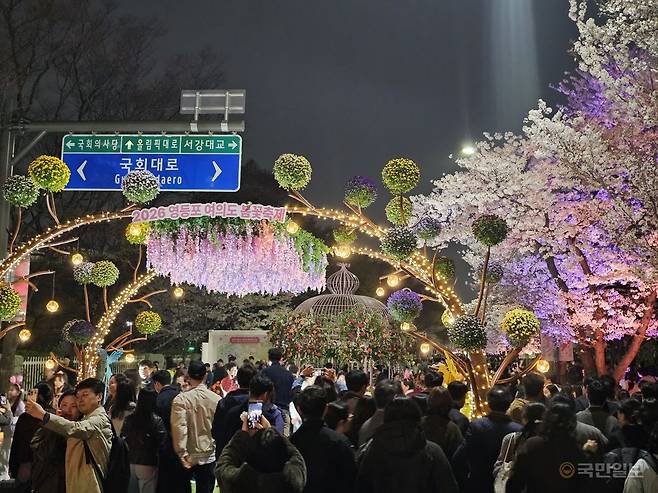 오후 9시쯤 찾은 서울 여의도 윤중로 벚꽃길 모습. 한명오 기자