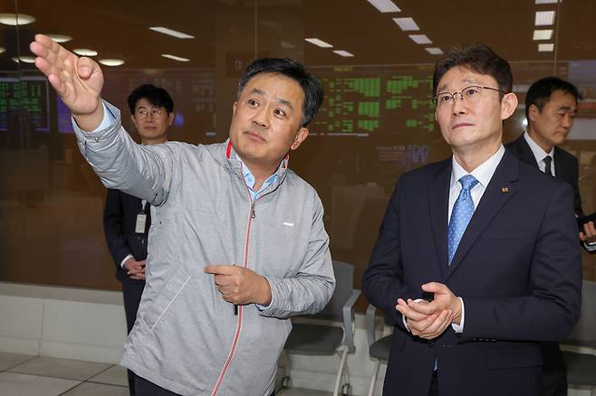 박윤영 KT 대표이사(오른쪽)가 지난달 31일 경기도 과천시 KT 네트워크·보안관제센터에서 관계자와 소통하고 있다. [KT]