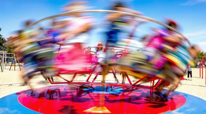 이 정도면 원심분리기 아닌가. 때론 동심의 유의어는 광기가 되는 법이다. [project play grounds]