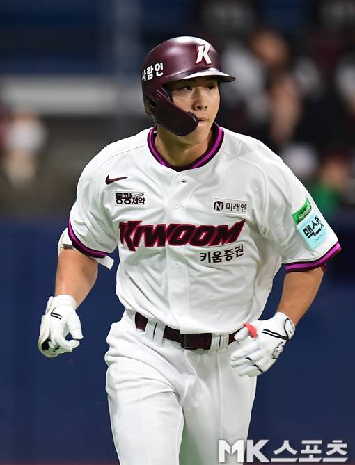 3일 오후 고척스카이돔에서 2026 프로야구 LG 트윈스와 키움 히어로즈의 경기가 벌어졌다. 3회 말 무사 2,3루에서 키움 이주형이 1타점 작시타를 치고 출루하고 있다. 키움은 LG를 홈으로 불러들여 홈 개막전 승리를 위해 전력을 다하고 있다. 리그 5위의 LG는 키움을 상대로 3연승에 도전하고 있다. 사진(고척 서울)=김재현 기자