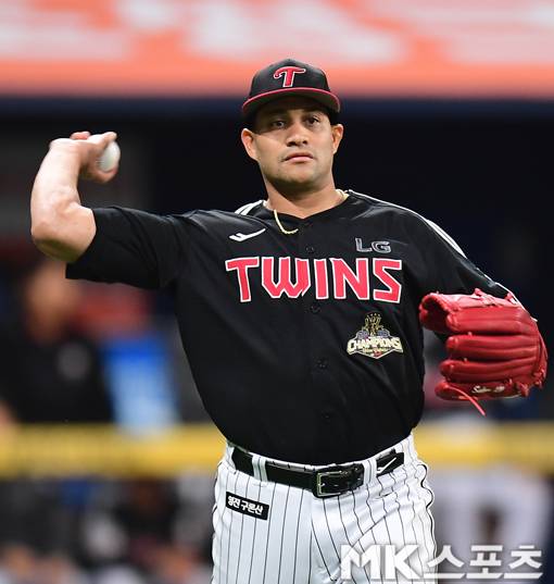 3일 오후 고척스카이돔에서 2026 프로야구 LG 트윈스와 키움 히어로즈의 경기가 벌어졌다. 2회 말 1사 1루에서 LG 치리노스가 키움 이형종의 번트 타구를 잡아 아웃시키고 있다. 키움은 LG를 홈으로 불러들여 홈 개막전 승리를 위해 전력을 다하고 있다. 리그 5위의 LG는 키움을 상대로 3연승에 도전하고 있다. 사진(고척 서울)=김재현 기자