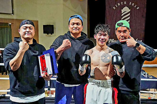 왼쪽부터 허윤태 선수, 매니저인 샷건복싱짐 이주영 관장, 조성호 선수, 박형준 트레이너. 사진=KBM