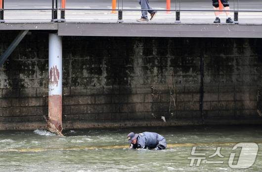 지난달 31일 대구 북구 칠성동 잠수교 아래 신천에서는 50대 여성 A씨의 시신이 담긴 캐리어(여행용 가방)가 발견됐다. 사진은 이날 신고를 접수한 경찰이 대구 북구 칠성동 잠수교 주변을 수색하고 있는 모습이다. /사진=뉴스1
