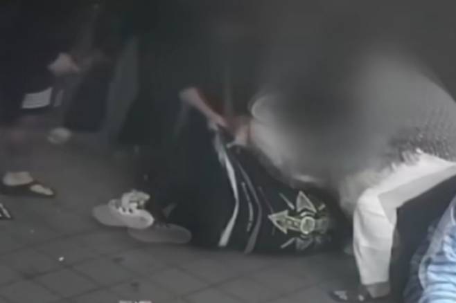 고(故) 김창민 영화감독을 폭행해 숨지게 한 20대 남성들의 구속영장이 기각된 가운데 당시의 집단폭행 현장이 담긴 영상이 공개됐다. 당시 김 감독은 아들과 함께 식당을 방문한 상태였다. /사진=JTBC