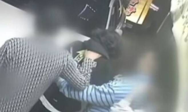 고(故) 김창민 영화감독을 폭행해 숨지게 한 20대 남성 2명의 신상 정보가 온라인에 퍼졌다. 최근 가해자 1명은 최근까지 음악을 발매하는 등 반성의 기미가 없다는 주장도 나왔다. . /사진=JTBC