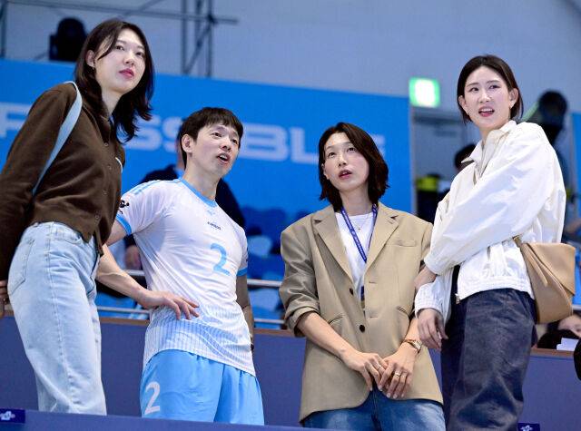 대한항공 한선수가 김연경, 김수지, 양효진과 이야기를 나누고 있다 / 한국배구연맹(KOVO)