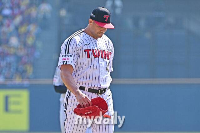 28일 서울 잠실야구장에서 열린 '2026 신한 SOL BANK KBO리그' LG 트윈스와 KT 위즈 경기.LG 선발 치리노스가 1회초 6실점하며 수비를 마쳤다./마이데일리