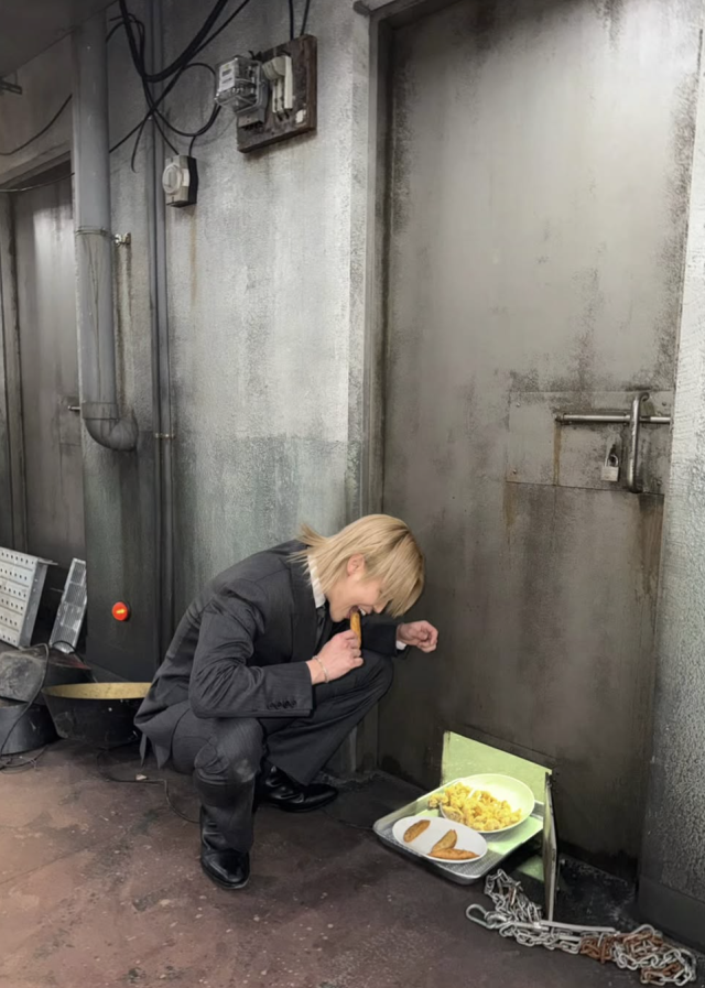 지민이 특유의 유쾌한 매력으로 팬들의 시선을 사로잡았다. / 지민 SNS