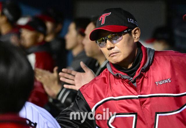 2026년 4월 1일 오후 서울 잠실구장에서 '2026 신한 SOL KBO리그' KIA 타이거즈와 LG 트윈스의 경기.LG 염경엽 감독이 8회말 대주자로 추가점을 낸 뒤 기뻐하고 있다./마이데일리