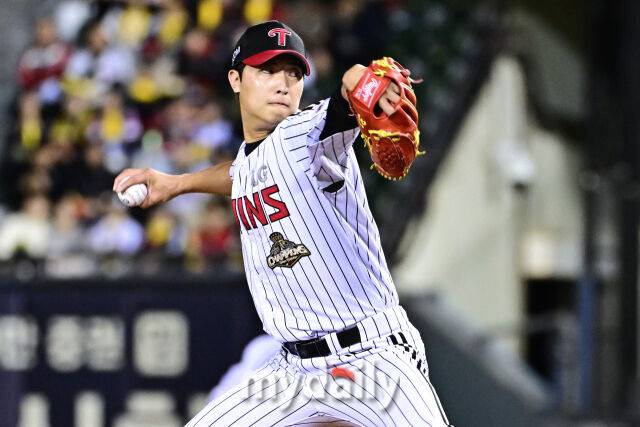 31일 서울 잠실야구장에서 열린 '2026 신한 SOL BANK KBO리그' LG 트윈스와 KIA 타이거즈 경기.LG 이정용이 5회초 마운드에 올라 힘차게 투구하고 있다./마이데일리