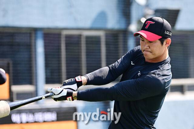 23일 서울 잠실야구장에서 열린 '2026 신한 SOL BANK KBO리그' LG 트윈스와 키움 히어로즈 시범경기.LG 오지환이 경기 전 타격 훈련을 하고 있다./마이데일리