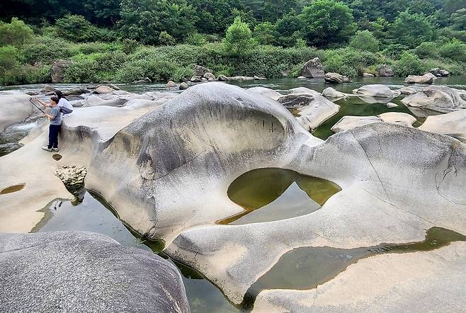 고생대지질공원 영월 요선암에 가면 쉼포와 느낌표 포트홀이 있다.