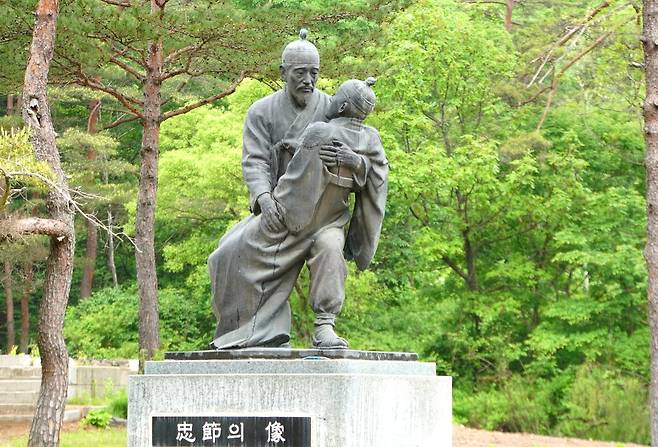 영월 장릉옆 엄흥도와 단종, 충절의 상