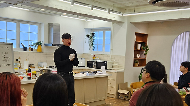 최동준 씨가 자립준비청년을 위해 설 명절 행사를 기획해 진행하는 모습 [희망지구 기아대책 제공]