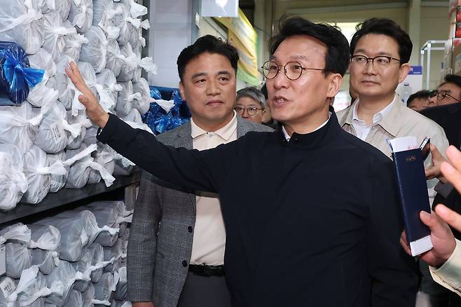 김민석 국무총리가 4일 농번기를 맞아 전남 장성군 황룡농협 자재센터를 방문해 중동발 위기 장기화에 따른 멀칭 필름 등 농업 기자재 수급 동향을 살피고 있다. [연합]