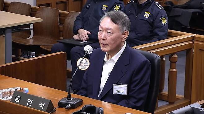 [서울=뉴시스] 4일 법조계에 따르면 윤 전 대통령은 현재 총 8개의 형사 재판을 받고 있다.  2차 종합특검팀(특별검사 권창영)도 가동 중인 만큼, 추가 기소 가능성도 배제할 수 없다. 사진은 지난해 11월 19일 한덕수 전 국무총리의 공판에 증인으로 출석한 윤 전 대통령. (사진=서울중앙지방법원 제공) 2026.04.04. photo@newsis.com *재판매 및 DB 금지