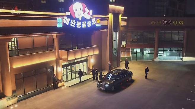 [서울=뉴시스] 북한 조선중앙TV는 김정은 국무위원장이 딸 김주애와 함께 평양 '화성지구 4단계' 구역의 상업·편의시설을 점검했다고 3일 보도했다. (사진=조선중앙TV 캡처) 2026.04.03. photo@newsis.com *재판매 및 DB 금지