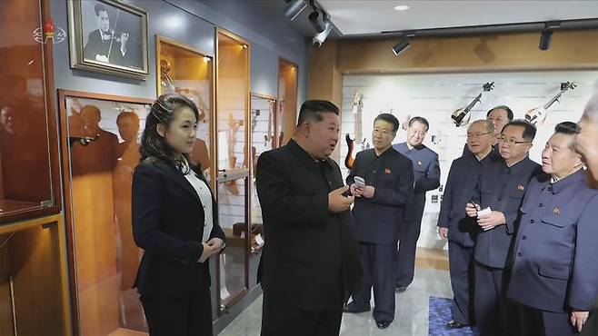 [서울=뉴시스] 북한 조선중앙TV는 김정은 국무위원장이 딸 김주애와 함께 평양 '화성지구 4단계' 구역의 상업·편의시설을 점검했다고 3일 보도했다. (사진=조선중앙TV 캡처) 2026.04.03. photo@newsis.com *재판매 및 DB 금지