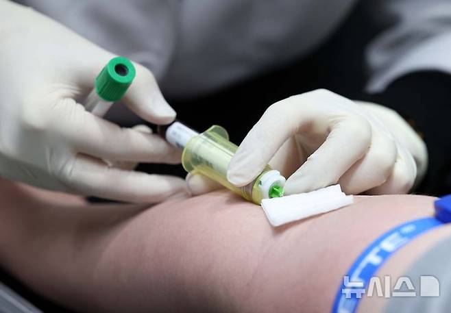[서울=뉴시스] 고범준 기자 = 혈액 검사를 하고 있는 모습. 기사 내용과 관련 없습니다. 2025.01.13. bjko@newsis.com