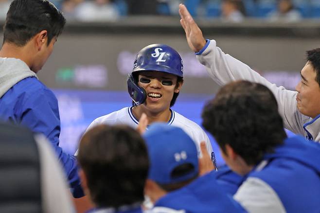 [서울=뉴시스] 프로야구 삼성 라이온즈 김성윤이 1일 대구 삼성라이온즈파크에서 열린 2026 신한 쏠 KBO리그 두산 베어스전에서 득점을 낸 뒤 동료들의 축하를 받고 있다. (사진=삼성 라이온즈 제공) 2026.04.01.
