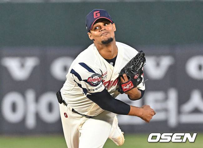 [OSEN=부산, 이석우 기자] 3일 부산 사직야구장에서 2026 신한 SOL KBO 리그 롯데 자이언츠와 SSG 랜더스의 경기가 열렸다. 홈팀 롯데는 로드리게스가, 방문팀 SSG는 화이트가 선발 출전했다.롯데 자이언츠 선발 투수 로드리게스가 역투하고 있다. 2026.04.03 / foto0307@osen.co.kr