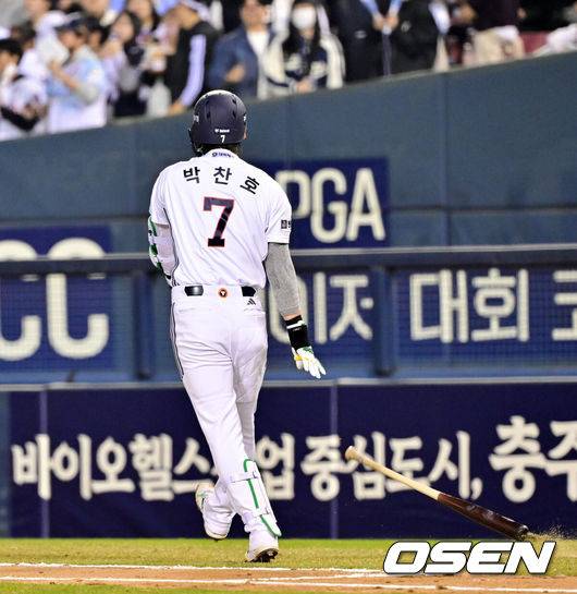 [OSEN=잠실, 박준형 기자] 3일 오후 서울 잠실구장에서 ‘2026 신한은행 SOL Bank KBO리그’ 두산 베어스와 한화 이글스의 경기가 진행됐다.이날 두산은 플렉센을, 한화는 에르난데스를 선발투수로 내세웠다.  6회말 2사 1,2루 두산 박찬호가 외야플라이 날린뒤 방망이를 집어 던지고 있다.   2026.04.02 / soul1014@osen.co.kr