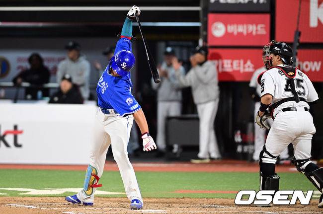 [OSEN=수원, 조은정 기자] 3일 경기도 수원 KT위즈파크에서 2026 신한 SOL KBO리그 KT 위즈와 삼성 라이온즈의 경기가 열렸다.이날 KT는 사우어, 삼성은 후라도를 선발로 내세웠다.6회초 2사 3루에서 삼성 김영웅이 헛스윙 삼진으로 물러나며 배트를 내던지고 있다. 2026.04.03 /cej@osen.co.kr