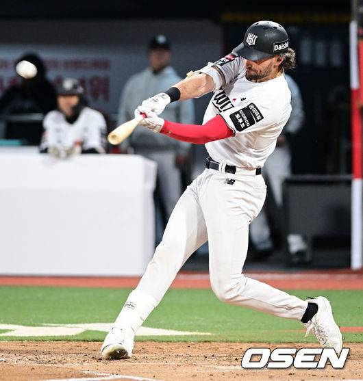 [OSEN=수원, 조은정 기자] 3일 경기도 수원 KT위즈파크에서 2026 신한 SOL KBO리그 KT 위즈와 삼성 라이온즈의 경기가 열렸다. 2회말 KT 선두타자 힐리어드가 우중월로 선제 솔로포를 날리고 있다. 2026.04.03 /cej@osen.co.kr