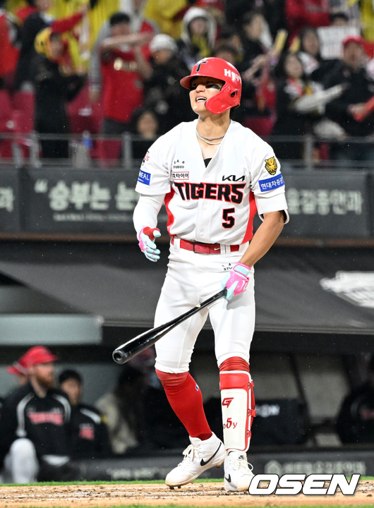 [OSEN=광주, 이대선 기자] 3일 광주-기아 챔피언스필드에서 2026 신한 SOL KBO리그 KIA 타이거즈와 NC 다이노스의 경기가 열렸다.이날 KIA는 제임스 네일, NC는 구창모를 선발로 내세웠다.6회말 1사에서 KIA 김도영이 삼진으로 물러나며 아쉬워하고 있다. 2026.04.03 /sunday@osen.co.kr