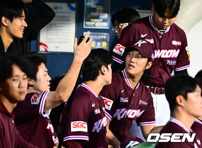 [OSEN=잠실, 지형준 기자] 18일 오후 서울 잠실구장에서 ‘2025 신한 SOL Bank KBO리그’ 두산 베어스와 키움 히어로즈의 경기가 열렸다. 1회 키움 안우진이 더그아웃에서 경기를 지켜보고 있다. 2025.09.18 /jpnews@osen.co.kr