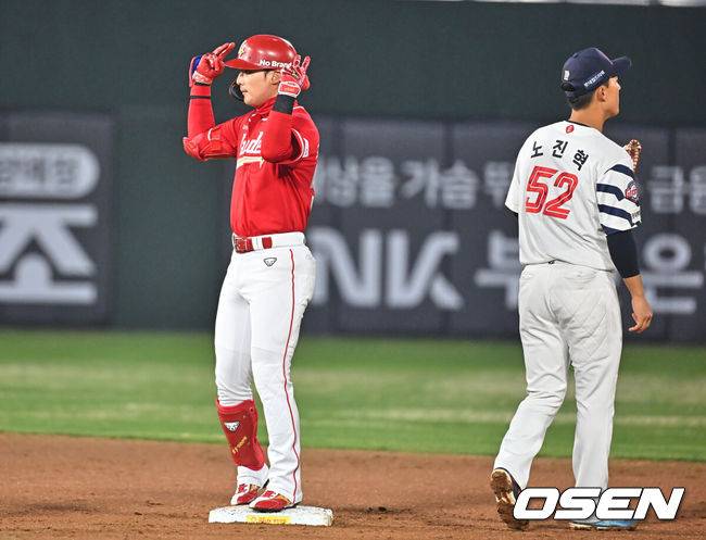 [OSEN=부산, 이석우 기자] 3일 부산 사직야구장에서 2026 신한 SOL KBO 리그 롯데 자이언츠와 SSG 랜더스의 경기가 열렸다. 홈팀 롯데는 로드리게스가, 방문팀 SSG는 화이트가 선발 출전했다.SSG 랜더스 최지훈이 2회초 1사 2루 우중간 1타점 2루타를 치고 세리머니를 하고 있다. 2026.04.03 / foto0307@osen.co.kr