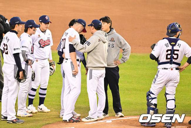 [OSEN=잠실, 박준형 기자] 3일 오후 서울 잠실구장에서 ‘2026 신한은행 SOL Bank KBO리그’ 두산 베어스와 한화 이글스의 경기가 진행됐다.이날 두산은 플렉센을, 한화는 에르난데스를 선발투수로 내세웠다.  2회초 두산 선발투수 플렉센이 몸 이상으로 교체되고 있다.  2026.04.02 / soul1014@osen.co.kr