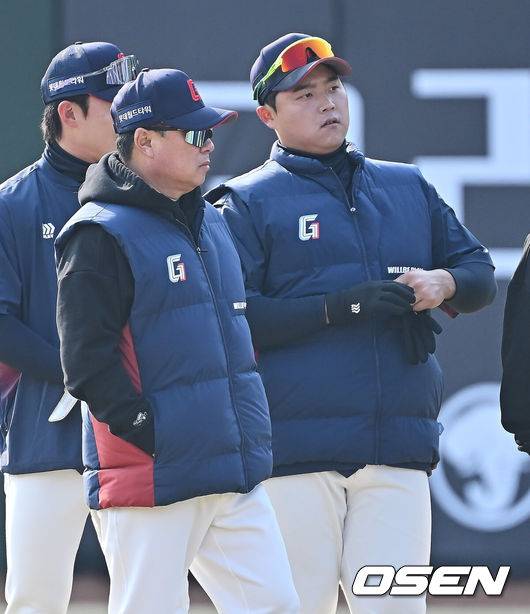 [OSEN=부산, 이석우 기자] 12일 부산 사직야구장에서 2026 신한 SOL KBO 리그 롯데 자이언츠와 KT 위즈의 시범경기가 열린다. 이날 부산 사직과 이천, 대전, 광주, 마산 5개구장에서 막을 올린다.롯데 자이언츠 김태형 감독이 한동희와 자리하고 있다. 2026.03.12 / foto0307@osen.co.kr